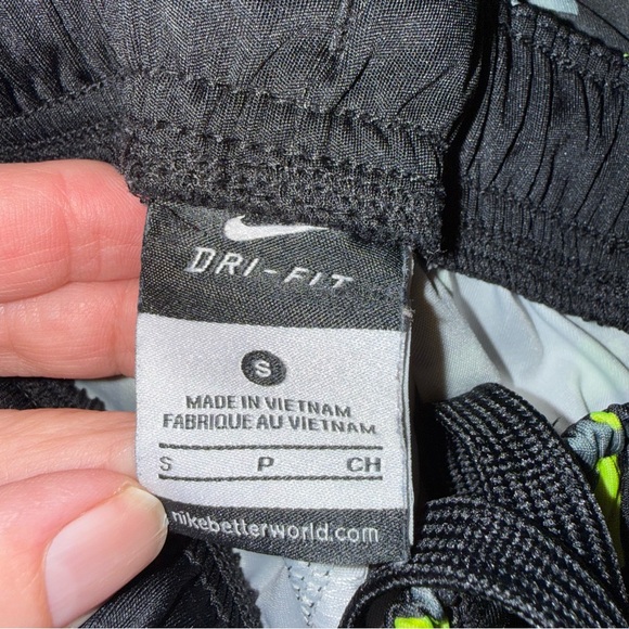 Lot of 2 - Nike Hoodie Top  & Shorts Dri-Fit Youth Size Small Black & Neon - Picture 10 of 12